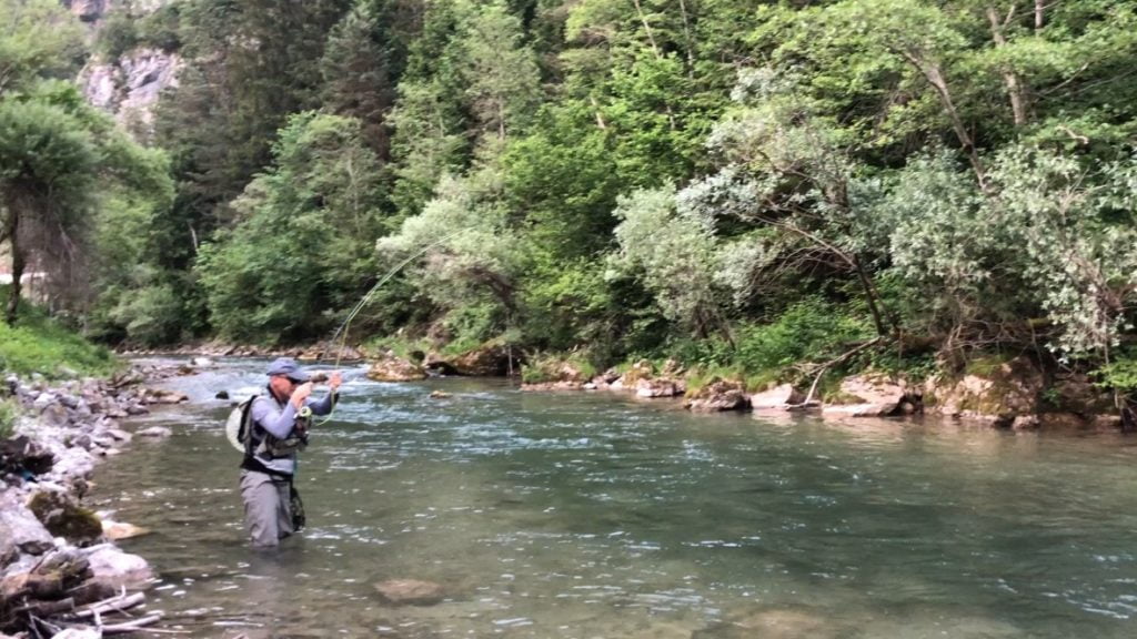 Angeln, Flussfischer, Fliegenfischen