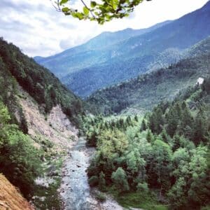 ein Fluss, der durch den Berg fließt