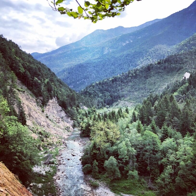 une rivière qui coule dans la montagne